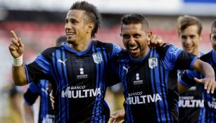 Camilo Sanvezzo y Erbin Trejo en festejo durante duelo ante Dorados