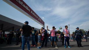 Seguidores de Chivas pasan por uno de los filtros de seguridad