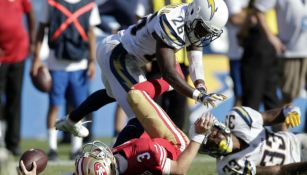 CJ Bearthard siendo capturado por los Chargers