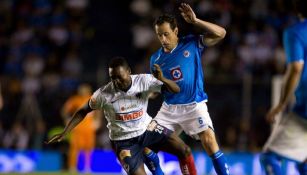 Gerardo Torrado disputa un balón con Walter Ayovi en la Final de A2009