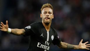 Neymar celebra en la goleada del PSG