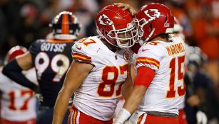  Travis Kelce celebra con el quarterback Patrick Mahomes