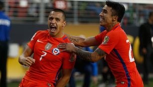 Alexis celebra gol con Puch