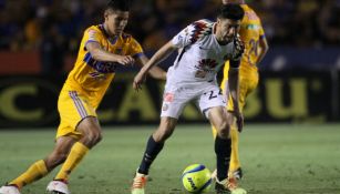 Hugo Ayala y Oribe Peralta durante un partido en el Volcán 