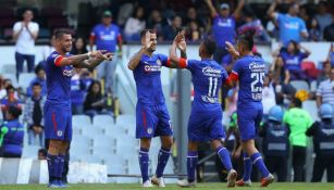 Jugadores de Cruz Azul festejan gol en el Azteca