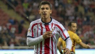 Ángel Zaldívar festeja un gol con Chivas