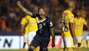 Emanuel Aguilera celebra una anotación ante Tigres