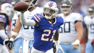 Jordan Poyer recupera el balón en el juego contra los Titans