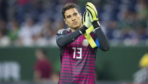 Ochoa aplaude a la afición tras un juego del Tri