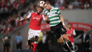 Sebastián Coates disputa un balón durante un juego del Sporting