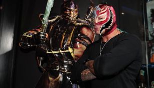 Rey Mysterio posa para la cámara