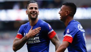 Mendez celebra una anotación con Cruz Azul en el Estadio Azteca