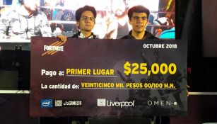 TappingButtons y Legolaz sostienen su cheque de campeones