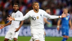 Mbappé celebra gol contra Francia