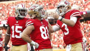 Trent Taylor, Pierre Garcon y Beathard celebran anotación frente Arizona Cardinals 