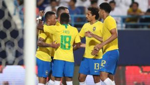 Los jugadores de Brasil festejan gol contra Arabia Saudita