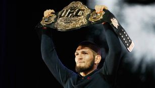 Khabib Nurmagomedov posa con el cetro de la UFC