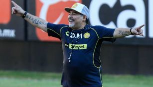 Maradona alienta a sus jugadores en una sesión con Dorados