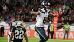 Tyler Lockett celebra un Touchdown ante Oakland en Wembley