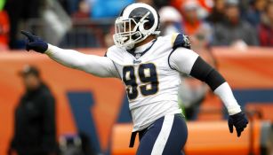 Aaron Donald celebra su captura frente a los Broncos 