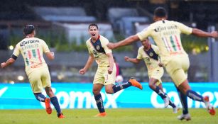 Jorge Sánchez celebra un gol con América