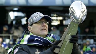 Paul Allen sosteniendo el trofeo del Super Bowl XLVIII
