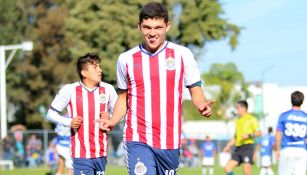 Chevy Martínez celebra un gol con Chivas