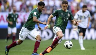 Javier Hernández y Carlos Vela durante un encuentro ante Alemania