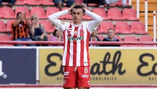 Facundo Castro se lamenta en un juego con Necaxa