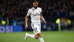 Benzema conduce el balón en juego del Real Madrid 