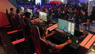 Jugadores, compitiendo durante un torneo de esports