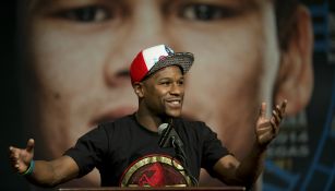 Mayweather sonríe durante conferencia de prensa 