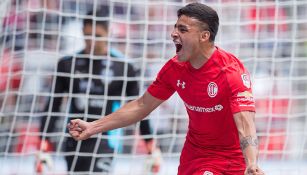 Alexis Vega celebra un gol con Toluca