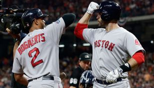 Bogaerts y J.D. Martínez celebran en Minute Maid Park