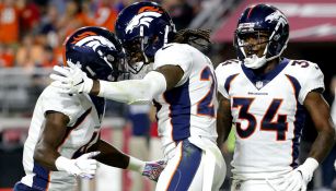 Jugadores de Broncos celebran anotación vs Arizona