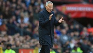 Mourinho anima a los jugadores en juego del Manchester United
