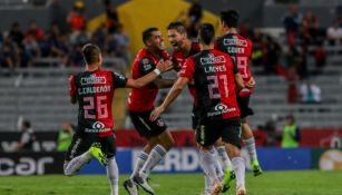 Jugadores celebran gol contra Veracruz