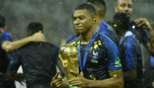 Mbappé con el trofeo de la Copa del Mundo 