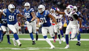 Quincy Wilson agarra un balón suelto de los Bills