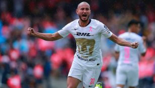 Carlos González celebra anotación contra Tigres