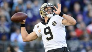 Drew Brees durante el partido entre Saints y Ravens