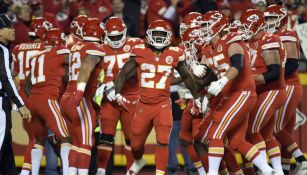 Kareem Hunt celebra su anotación con Kansas City