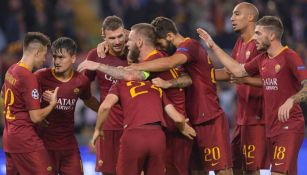 Jugadores de la Roma festejan el triunfo