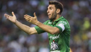 Mauro Boselli reclama en juego de León 