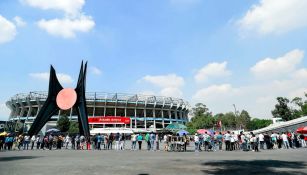 Aficionados arriban al Azteca para adquirir los boletos del Clásico Joven