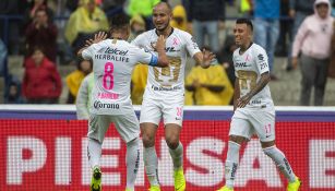 Barrera, González y Rodríguez celebran gol contra Tigres