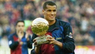 Rivaldo muestra su balón de Oro