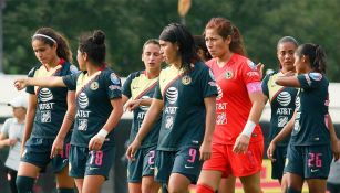 Lucero Cuevas y sus compañeras al finalizar el juego en Cantera