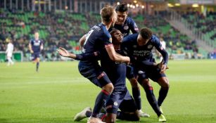 Dumfries festeja con sus compañeros su gol vs Eredivisie