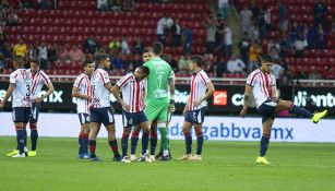 Jugadores de Chivas se lamentan tras la derrota